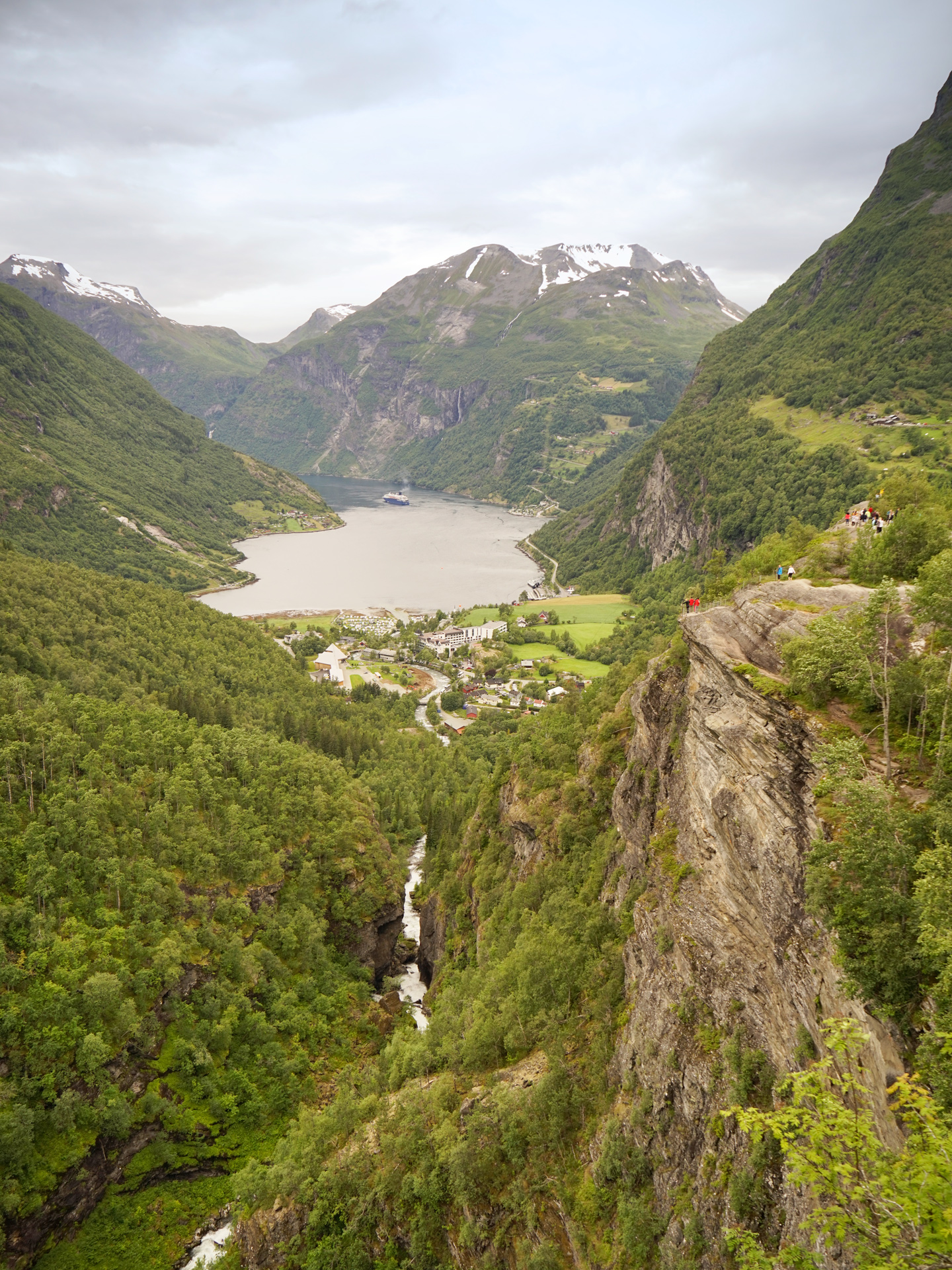 Geiranger-Trollstigen - Flydalsjuvet Rest Area