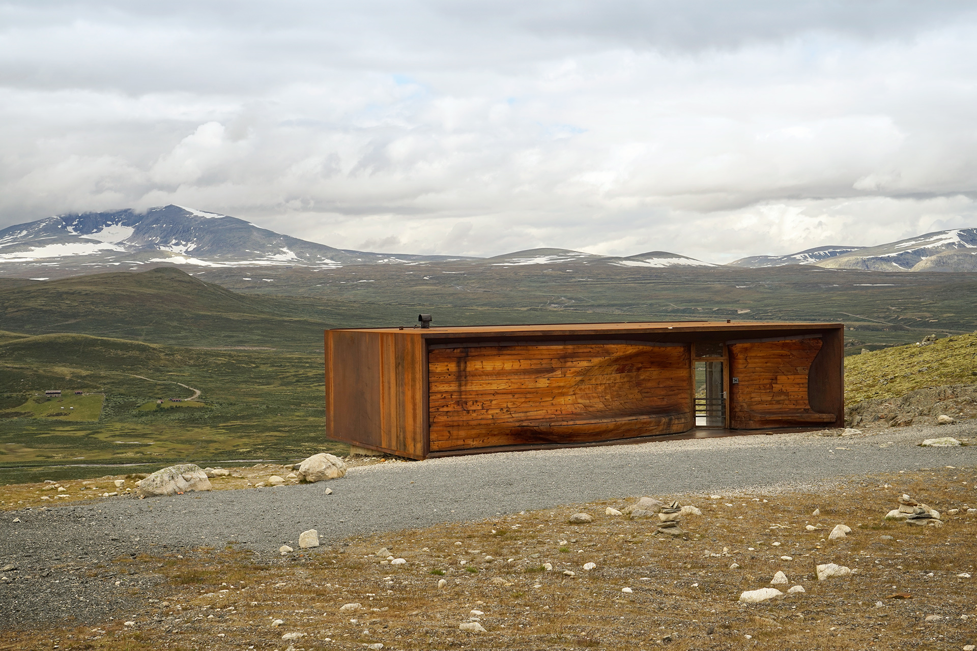 Tverrfjellhytta (Viewpoint Snohetta) Reindeer Viewing Pavilion